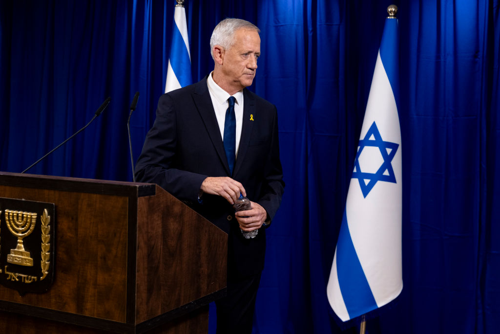 بيني غانتس، عضو مجلس الحرب في البلاد، يغادر بعد إعلانه استقالته خلال مؤتمر صحفي في 9 يونيو في تل أبيب، إسرائيل.